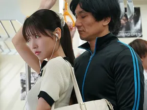 Cô gái ngực to có đầu to! Siêu mềm, lắc và nhào! Trước ống kính, con bò đen to lớn rung động, âm hộ rất hồng, cái mông khổng lồ bị nhấc lên và tát, vô cùng hấp dẫn...