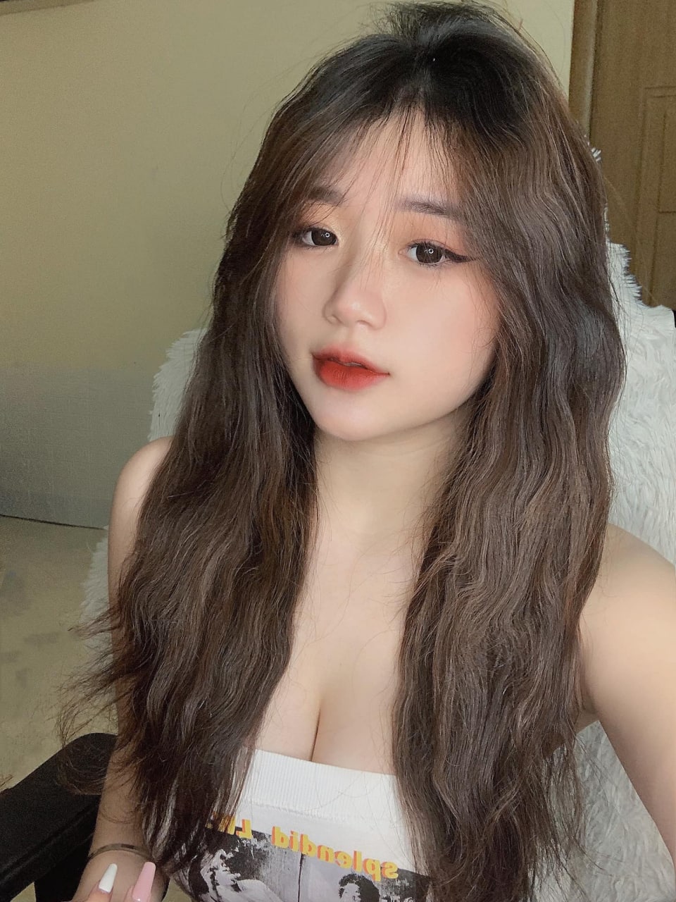 Cô gái xinh đẹp, mũ xanh